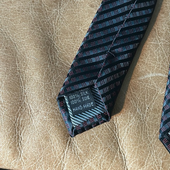 Lazzaretti Men’s 100% Silk Handmade Tie. Red and Black Geometric Design - Picture 4 of 6